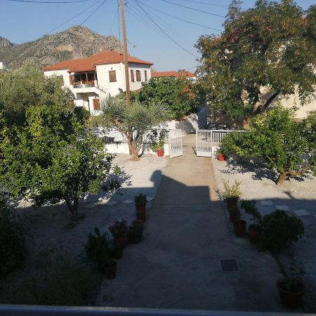 Sunny Cozy House With Grand Courtyard Διαμέρισμα Λεωνίδιο Εξωτερικό φωτογραφία